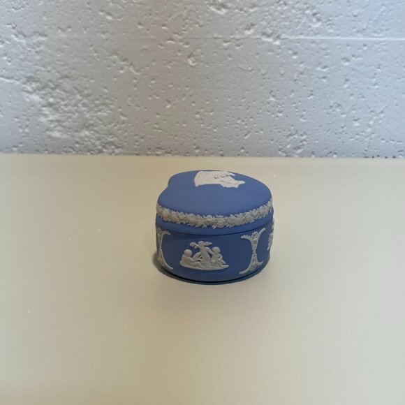 Wedgwood Blue Jasperware Kidney-Shaped Trinket Box with White Motif - Picture 5 of 10